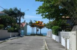 CASA 3 C/ DORMITÓRIOS A MEIA QUADRA DO MAR EM ÁREA NOBRE