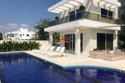 LUXUOSA RESIDÊNCIA EM JURERÊ C/ 7 SUÍTES + 1 APTO DE 2 QUARTOS