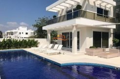 LUXUOSA RESIDÊNCIA EM JURERÊ C/ 7 SUÍTES + 1 APTO DE 2 QUARTOS